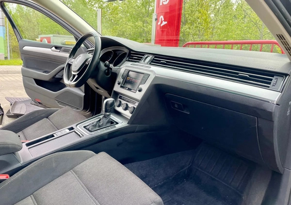 Volkswagen Passat cena 63900 przebieg: 111847, rok produkcji 2016 z Poznań małe 407